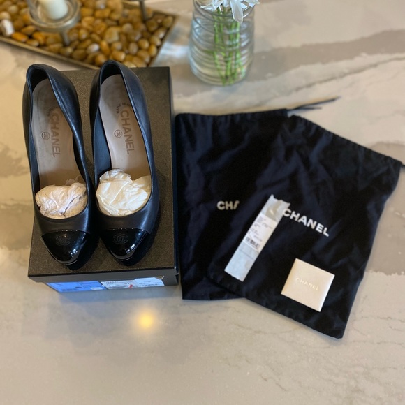 CHANEL BLACK PUMPS - Picture 3 of 11